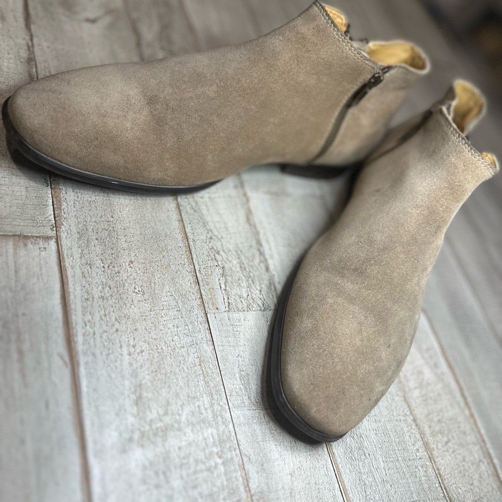 Shoes - Picture 6 of 9
